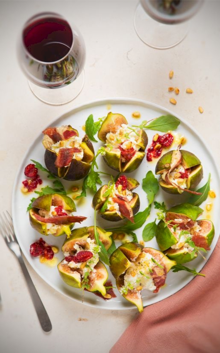 Apéritif under the fig tree: fresh figs with fresh goat cheese and Iberian ham