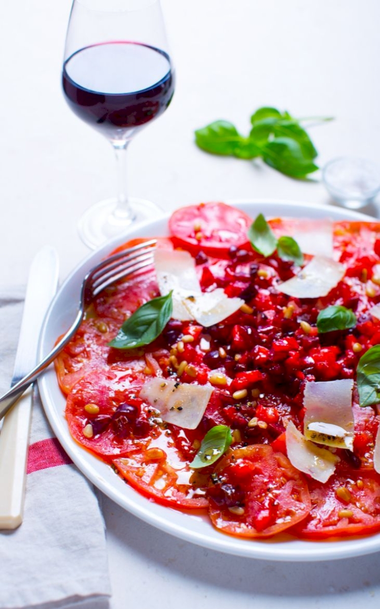 Carpaccio de tomates anciennes, brunoise de fruits rouges & fève tonka