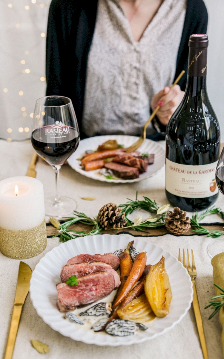 Magret de canard aux morilles, sirop d’érable et échalote & carottes glacées à l’ail